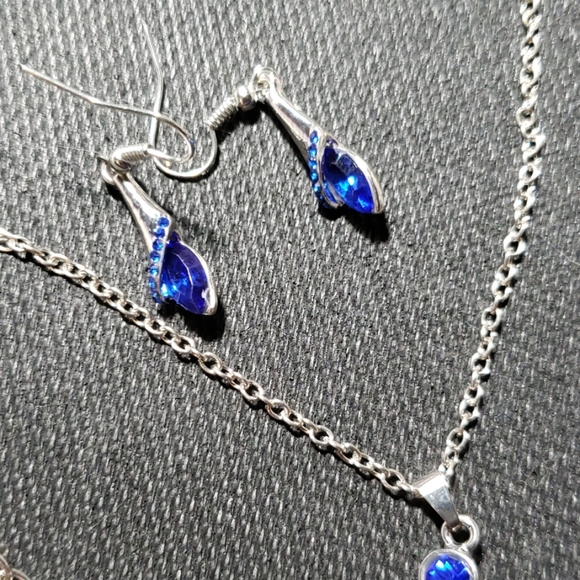 Earing, Necklace, Bracelet set - Picture 6 of 6